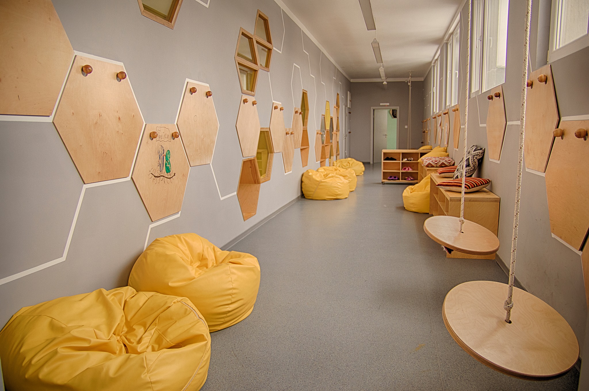 Primary School Hallway With ESCREO Writable Surfaces 0 